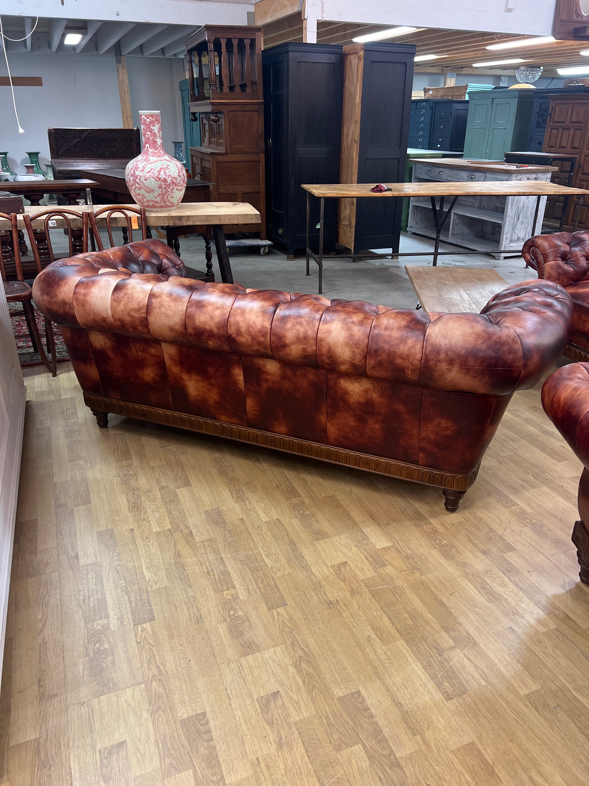 Chesterfield sohva 3-Istuttava L. 220cm, S. N.100cm ja K. 76cm.