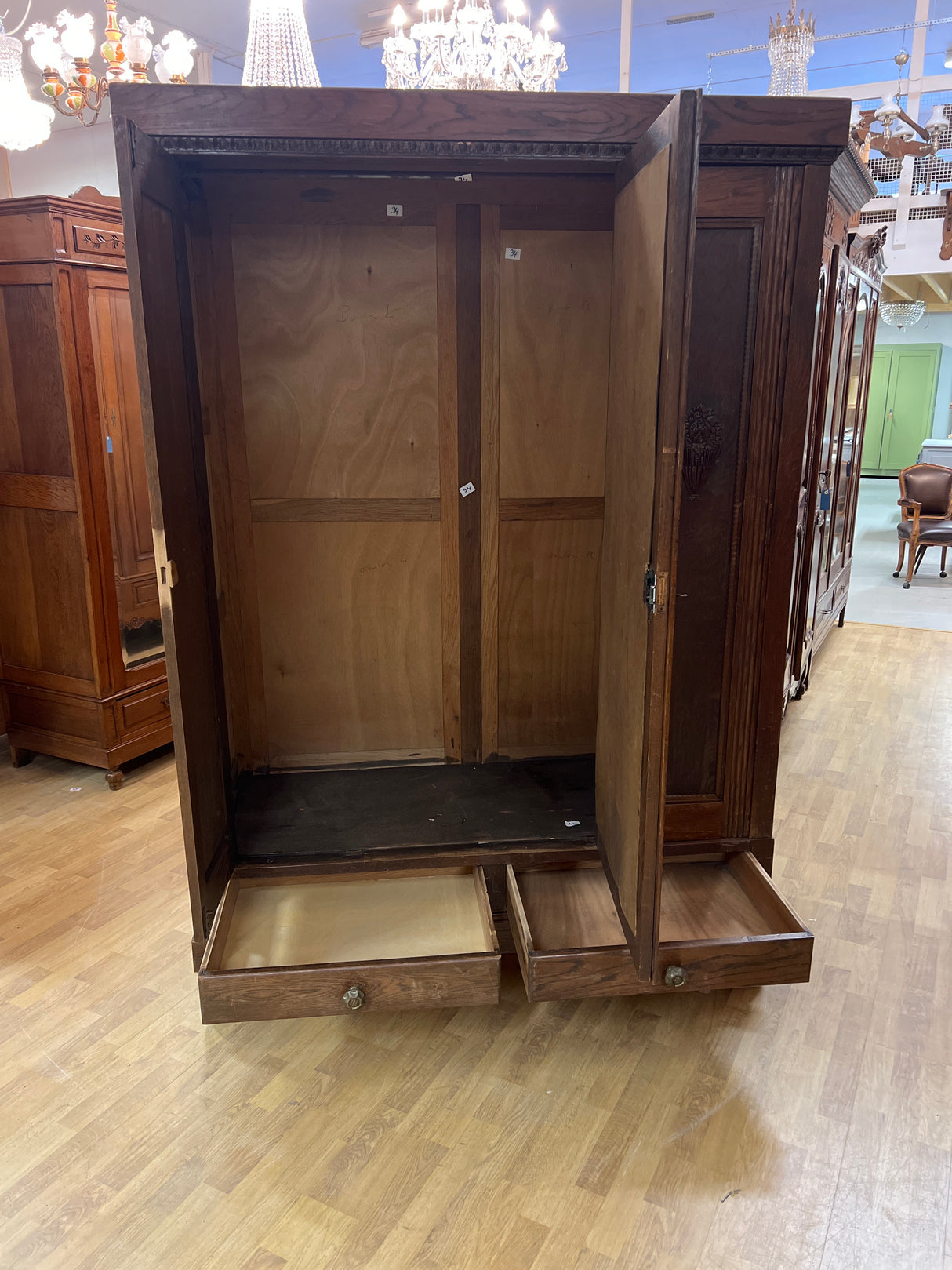 Jugend vaatekaappi L. 143cm, S. 57cm ja K. 204cm