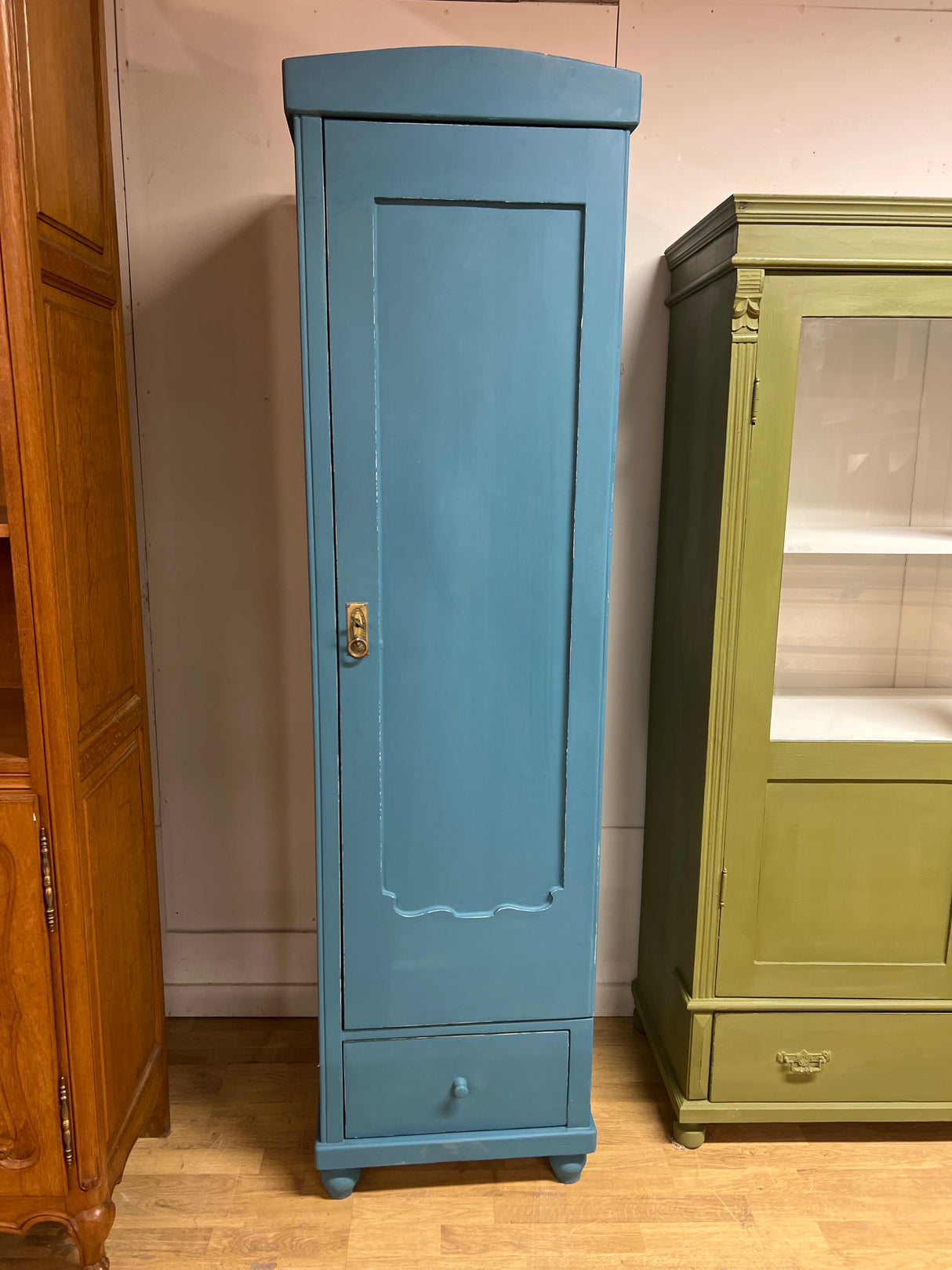 Kapea hyllykaappi 1910-luvulta unkarista L. 52,5cm, S. 53cm ja K. 192,5cm