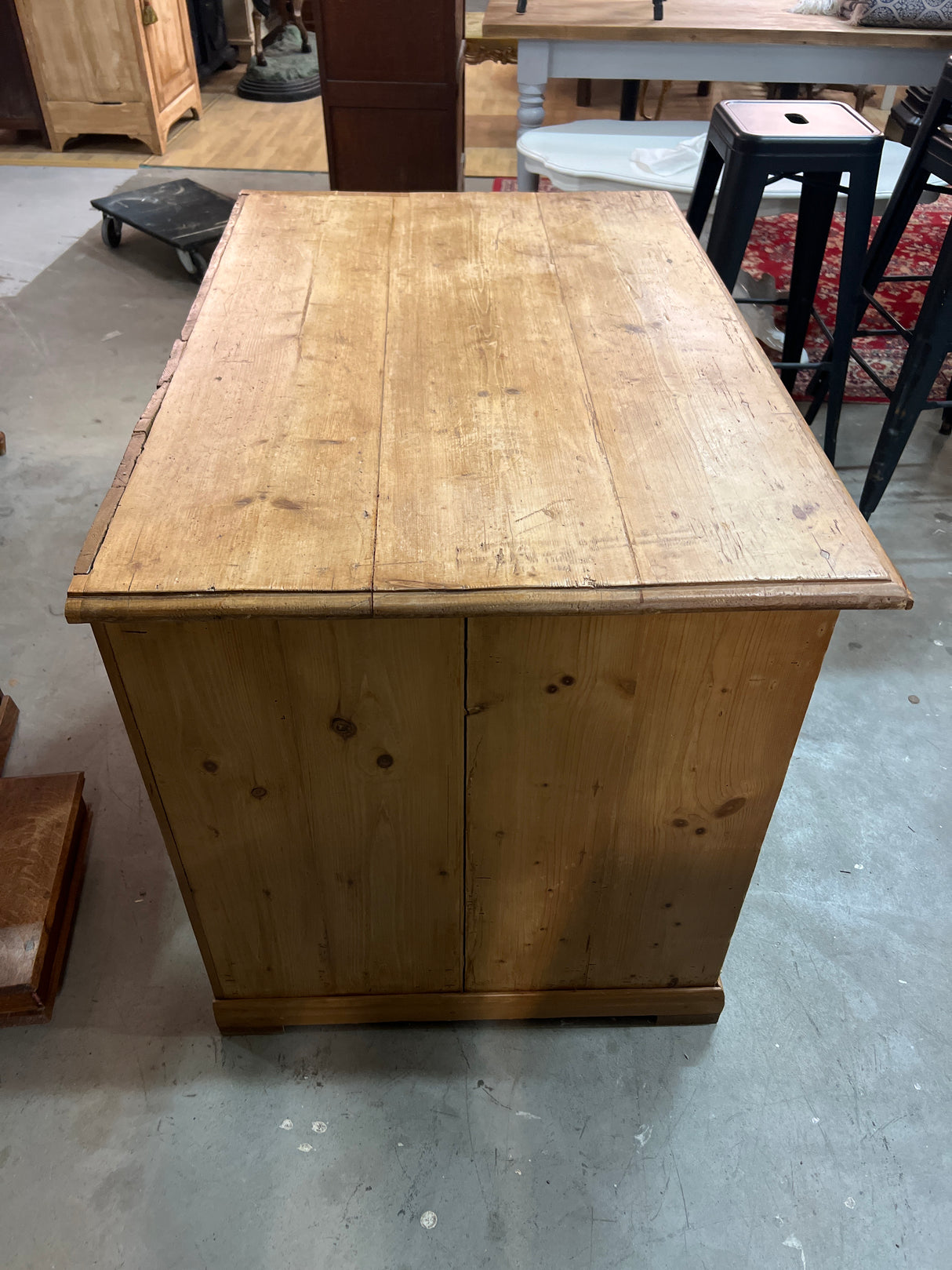 Kirjoituspöytä L. 106,5cm, S.70cm ja K. 78,5cm.