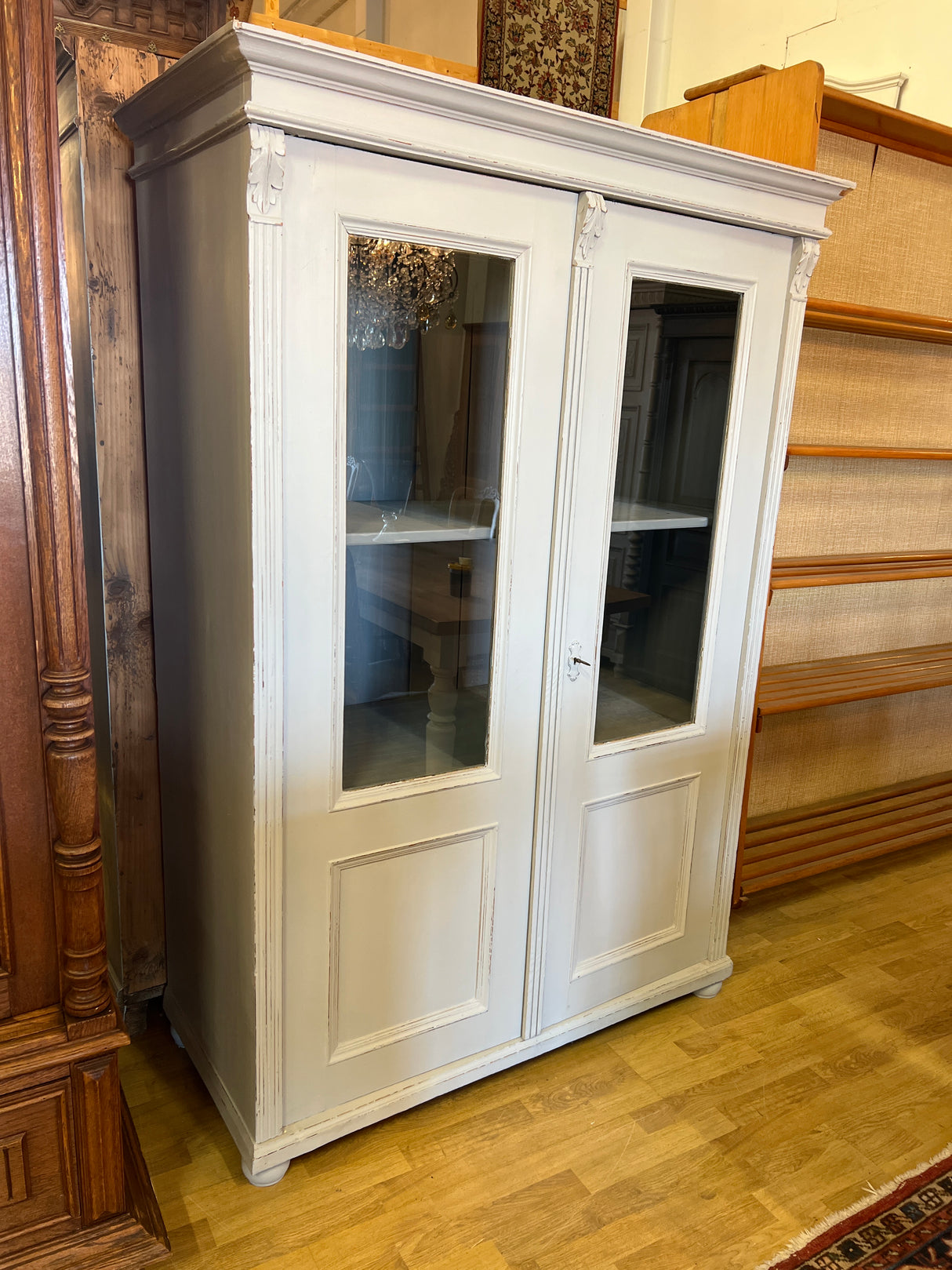 Kaunis vaalean harmaa vitriinikaappi L. 123cm, S. 57cm ja K. 179cm