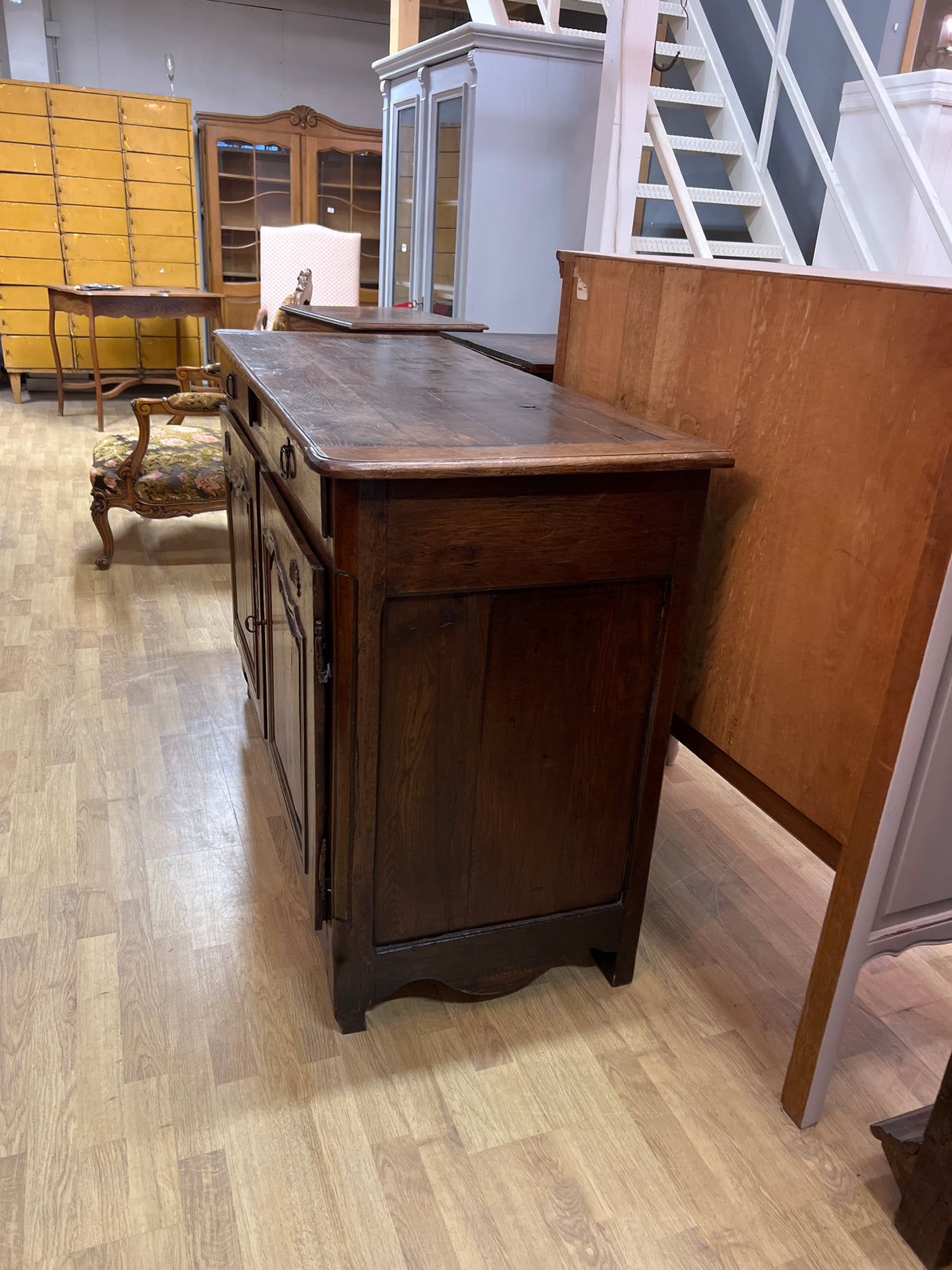 1800-luvun käsiveistetty tammisenkki L. 137cm, S. 57cm ja K. 95cm.