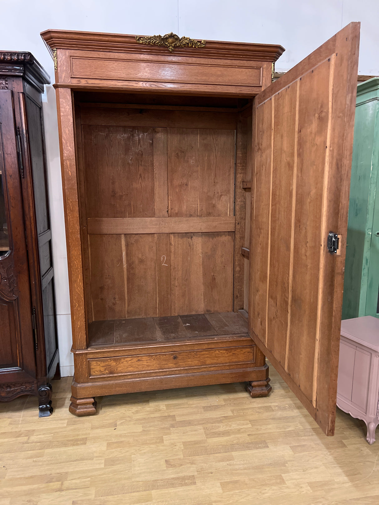 Yksiovinen tammi vaatekaappi L. 136cm, S. 57cm ja K. 220,5cm