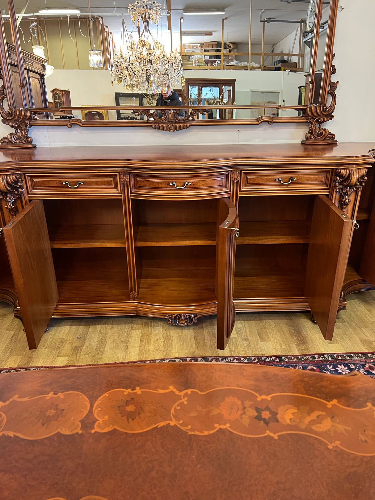 Uskomattoman kaunis italialainen ruokasalikalustokokonaisuus. Pöytä + 6 tuolia, astiakaappi, senkki + peili.