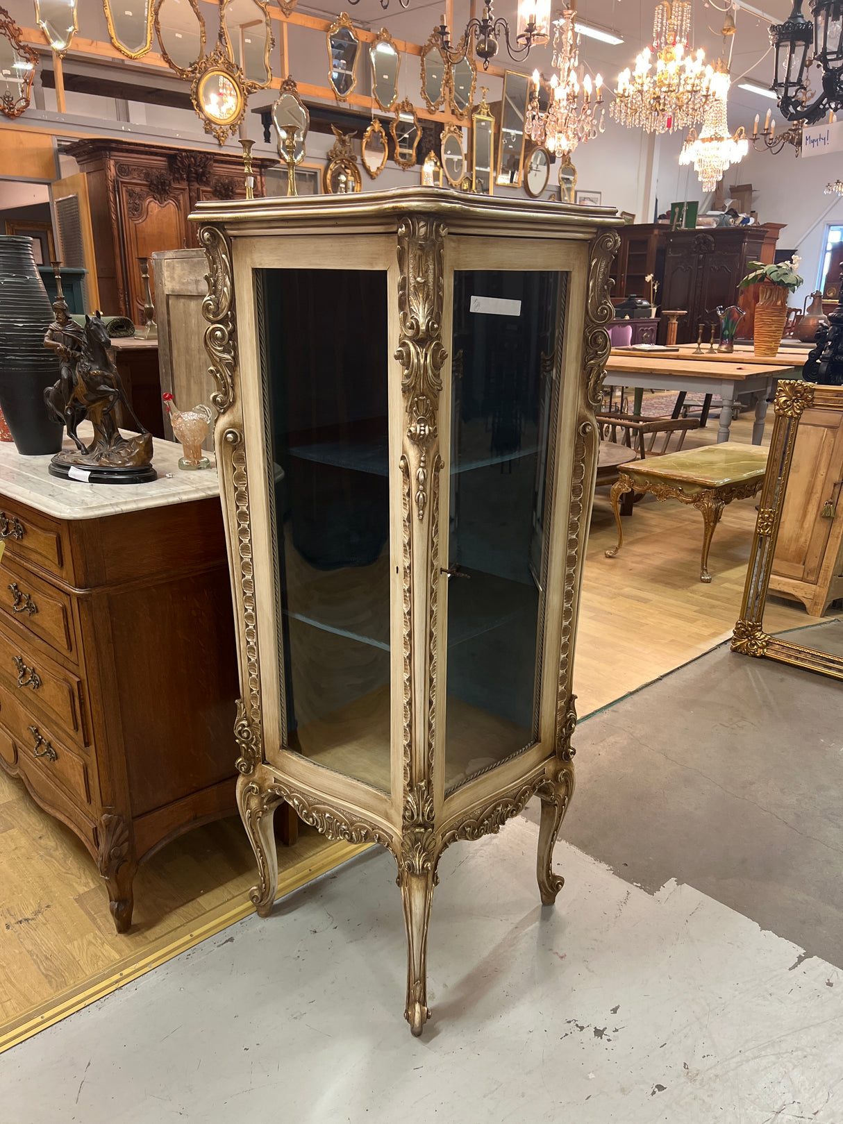 Harvinaisen kaunis rokokoo nurkkakaappi 50cm x 50cm ja K. 140cm