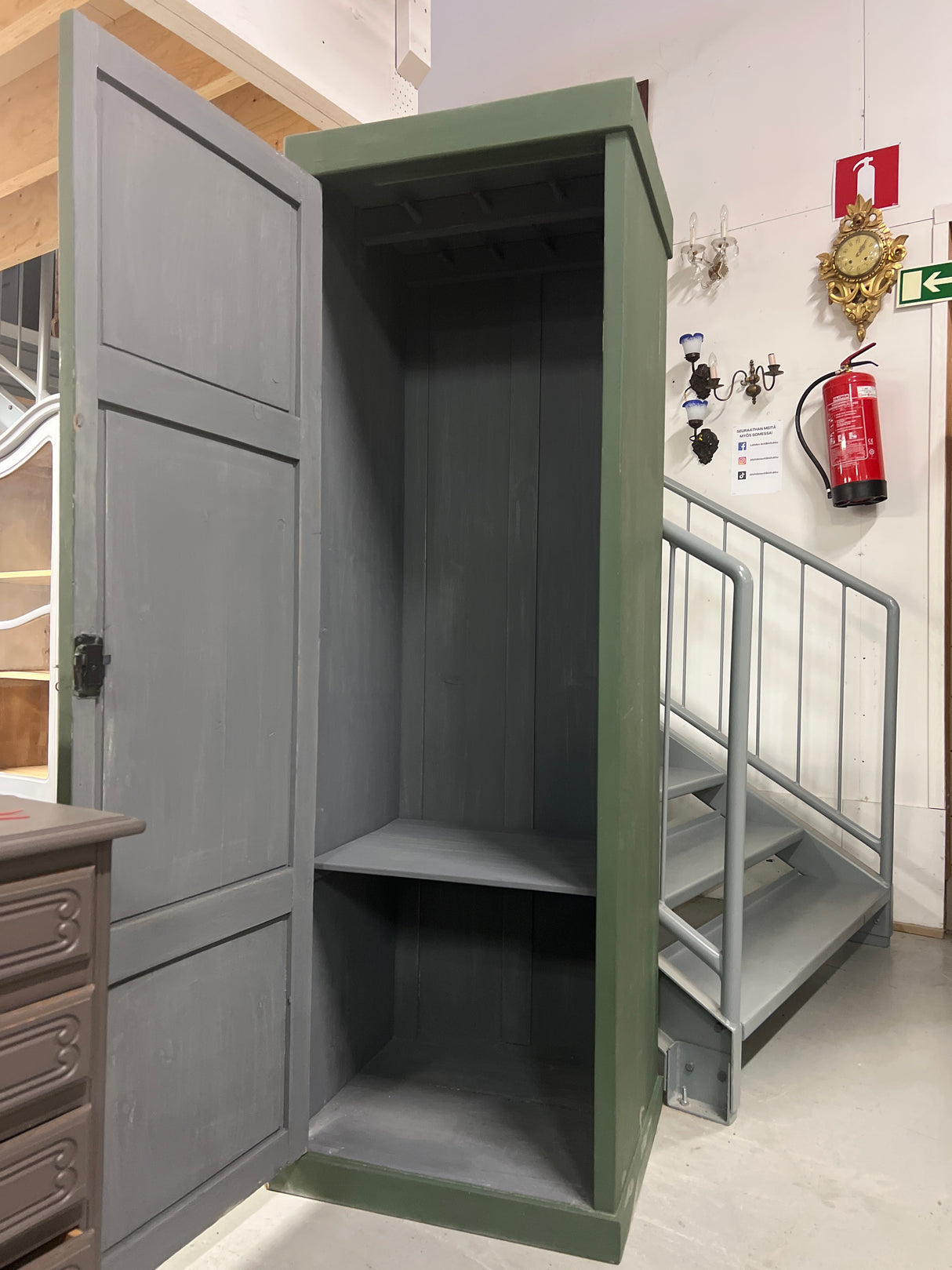 Single-door wardrobe