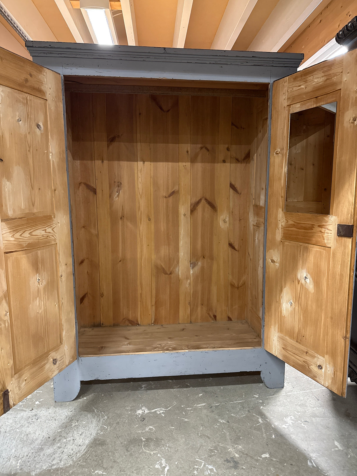 Super gorgeous deep wardrobe 145cm, 78.5cm, 197cm