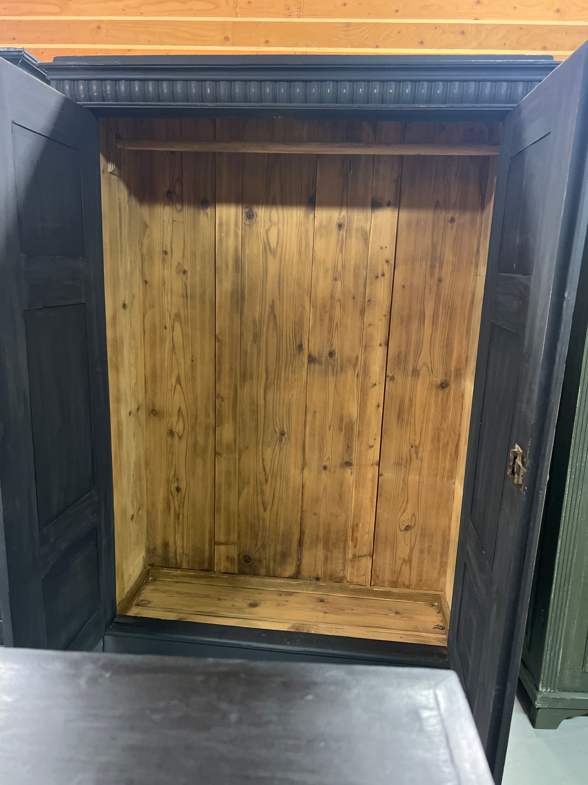 Black wardrobe W. 124.5cm, D. 55cm and H. 178cm