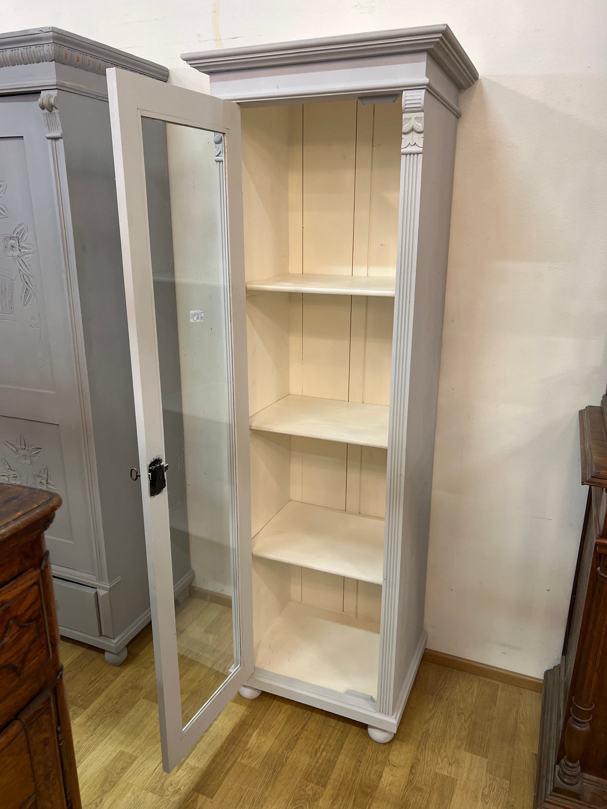 Pillar display case