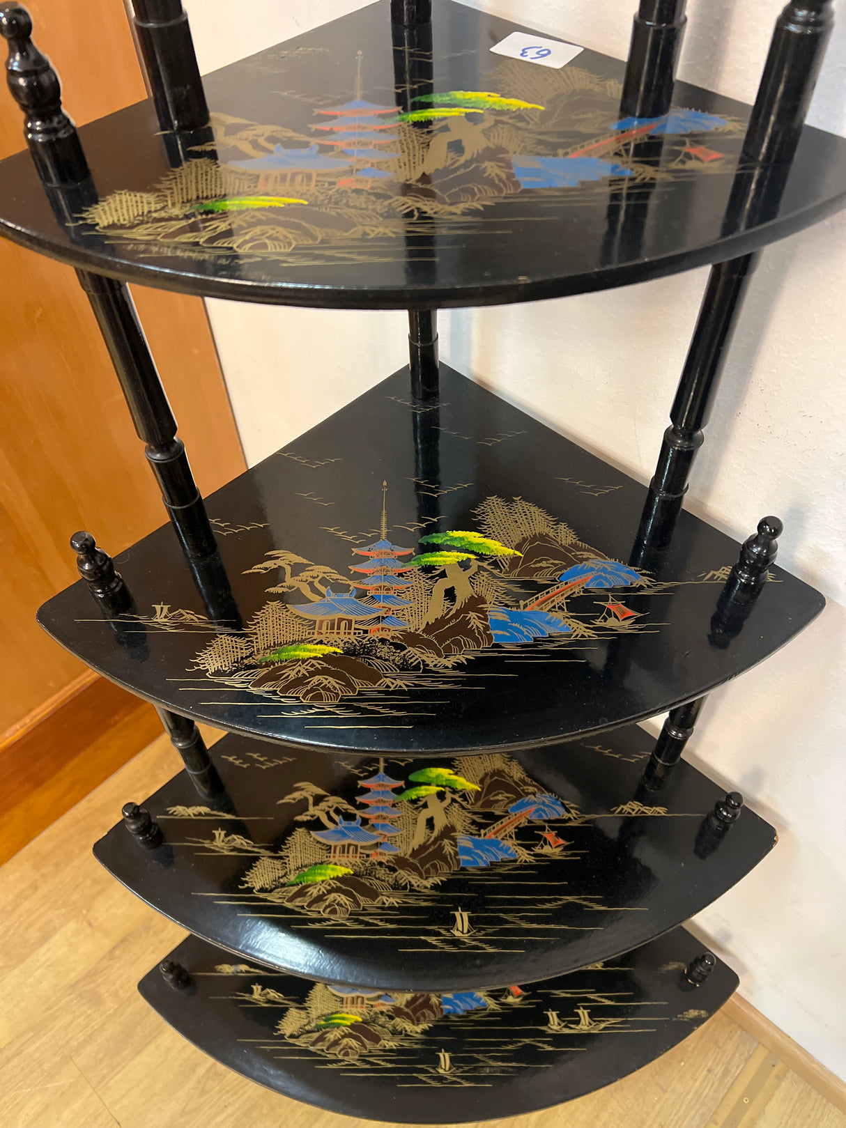 Kiinalainen kukkuhyllykkö K. 121cm, leveys ja syvyys 45cm