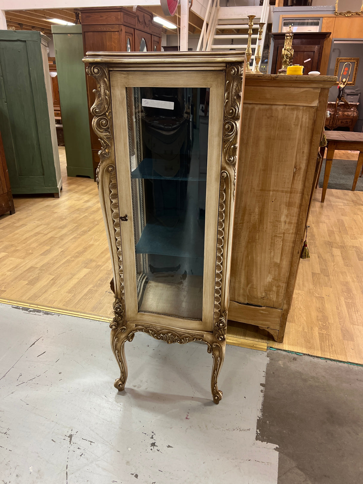 Harvinaisen kaunis rokokoo nurkkakaappi 50cm x 50cm ja K. 140cm