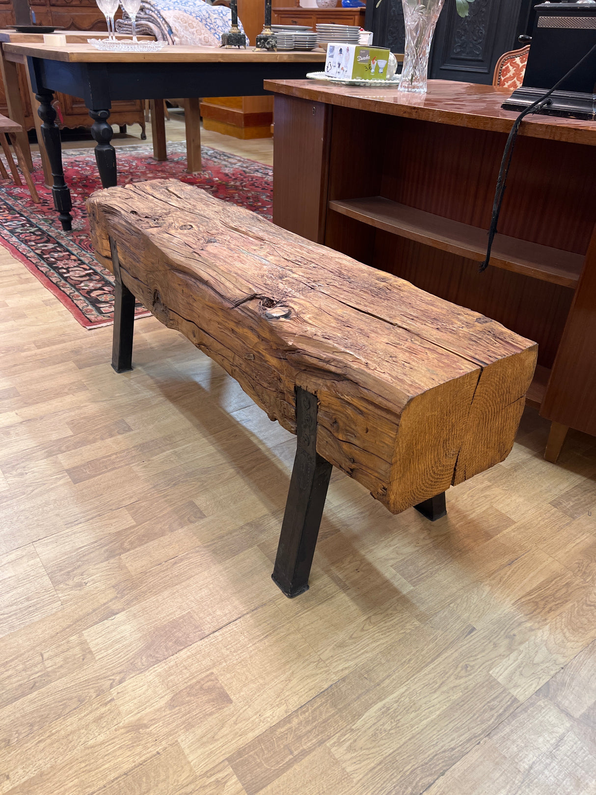 Penkki/ tv-taso/kukkapöytä/ metallijaloilla ja massiivisella tukilla.😍 L. 131cm, S.30cm ja K. 48,5cm