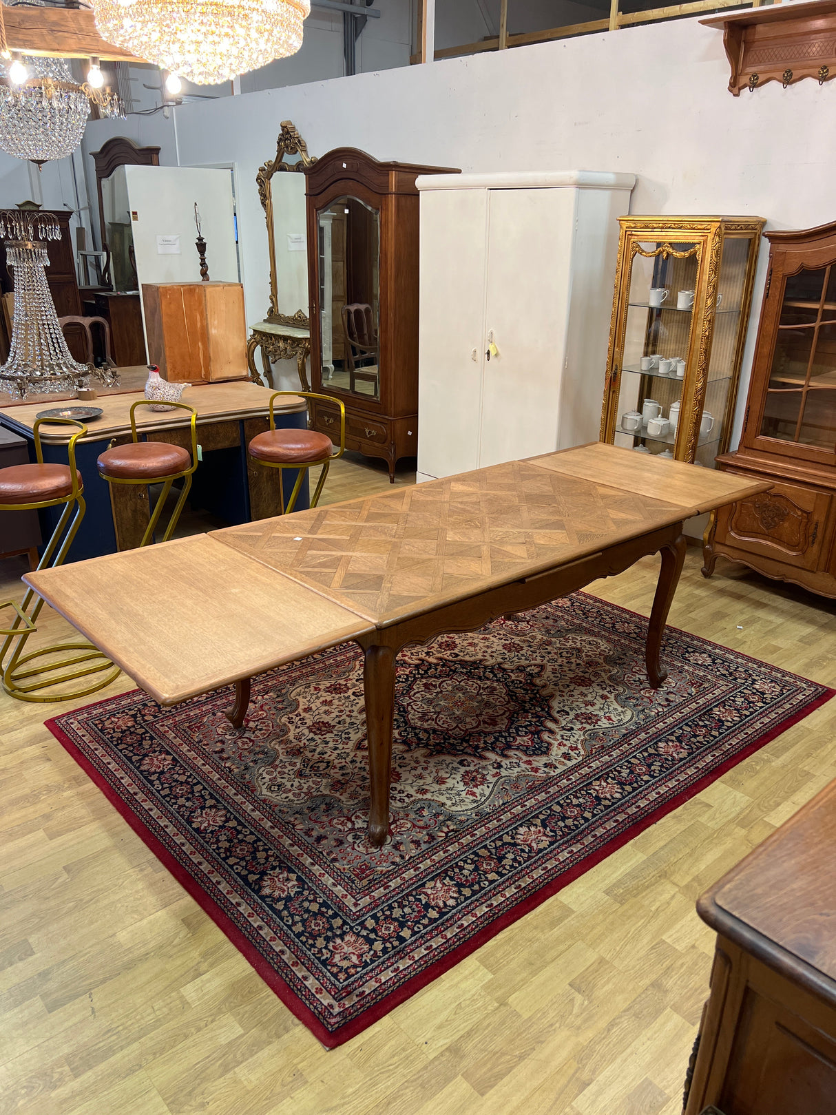 Rokokoo-ruokailupöytä