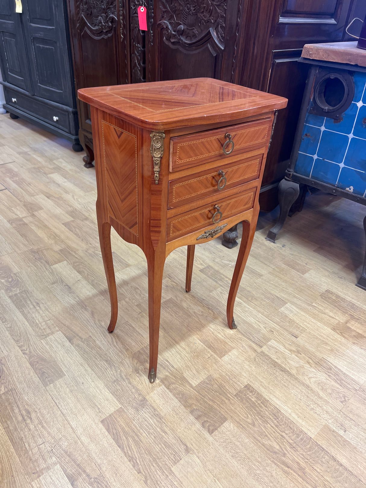 Kaunis italialainen lipasto L. 40cm, S. 29,5cm ja K. 74cm