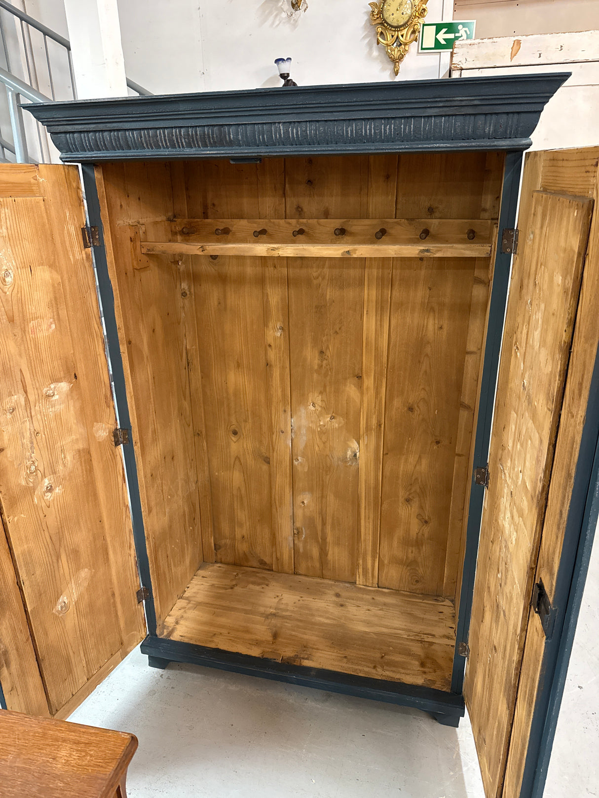 Kaunis sinisävyinen vaatekaappi L.123.5cm, S.59.5cm, K.185cm