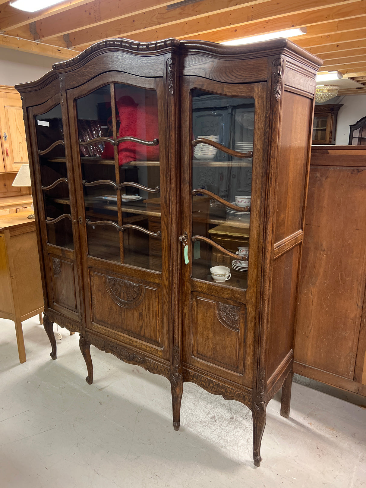 Rokokoo kirja/astiakaappi L. 155cm, S.47cm ja K. 179cm