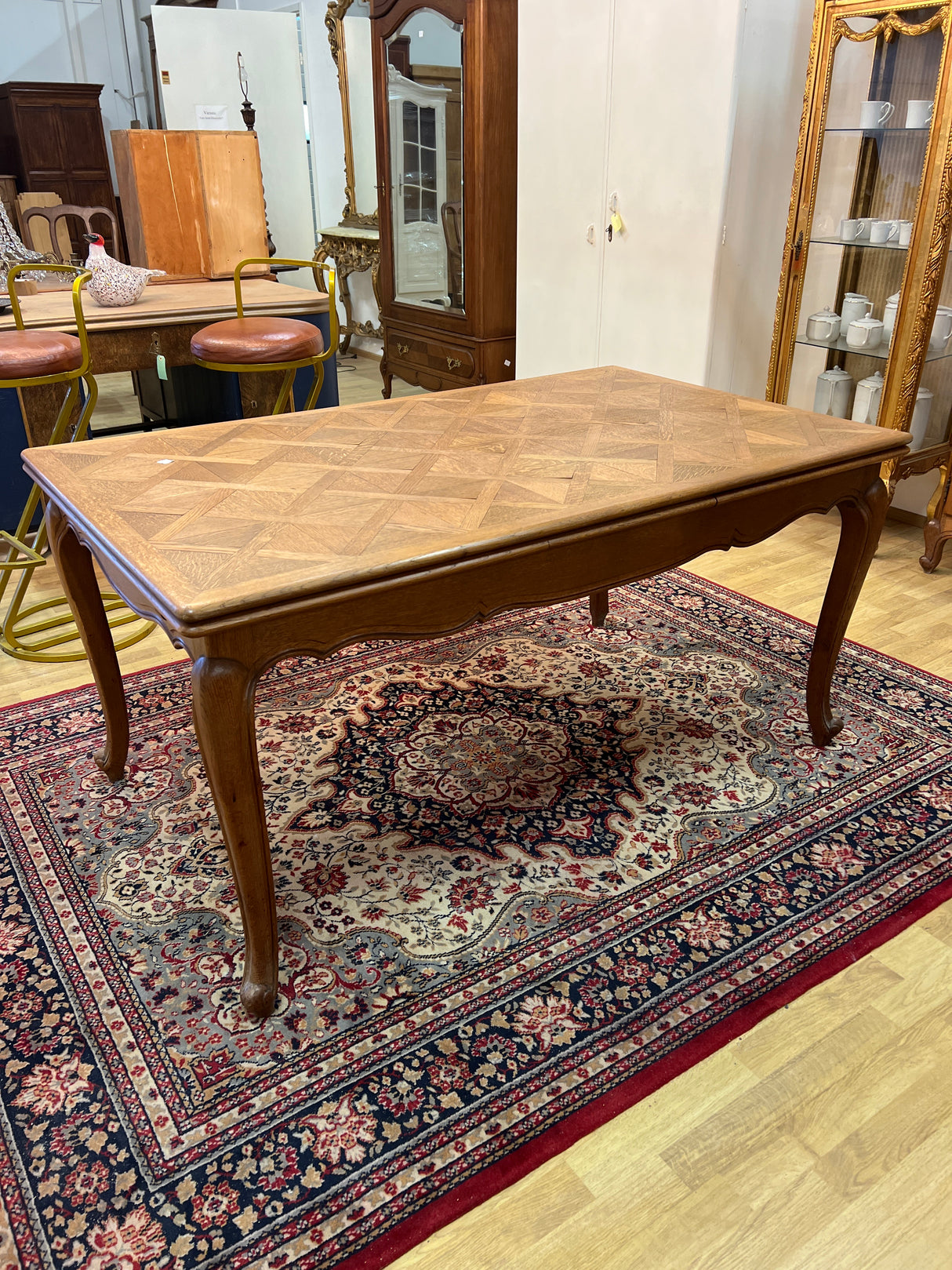 Rokokoo-ruokailupöytä