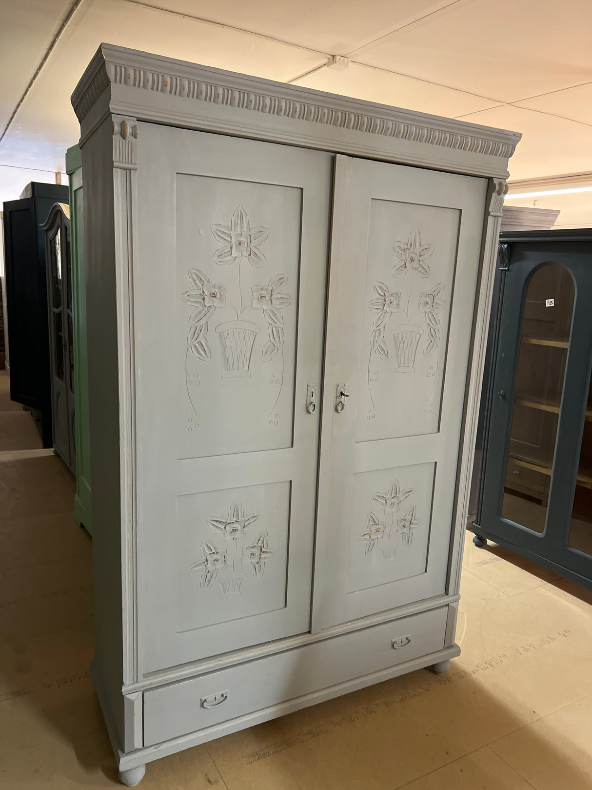 Vaaleanharmaa vaatekaappi