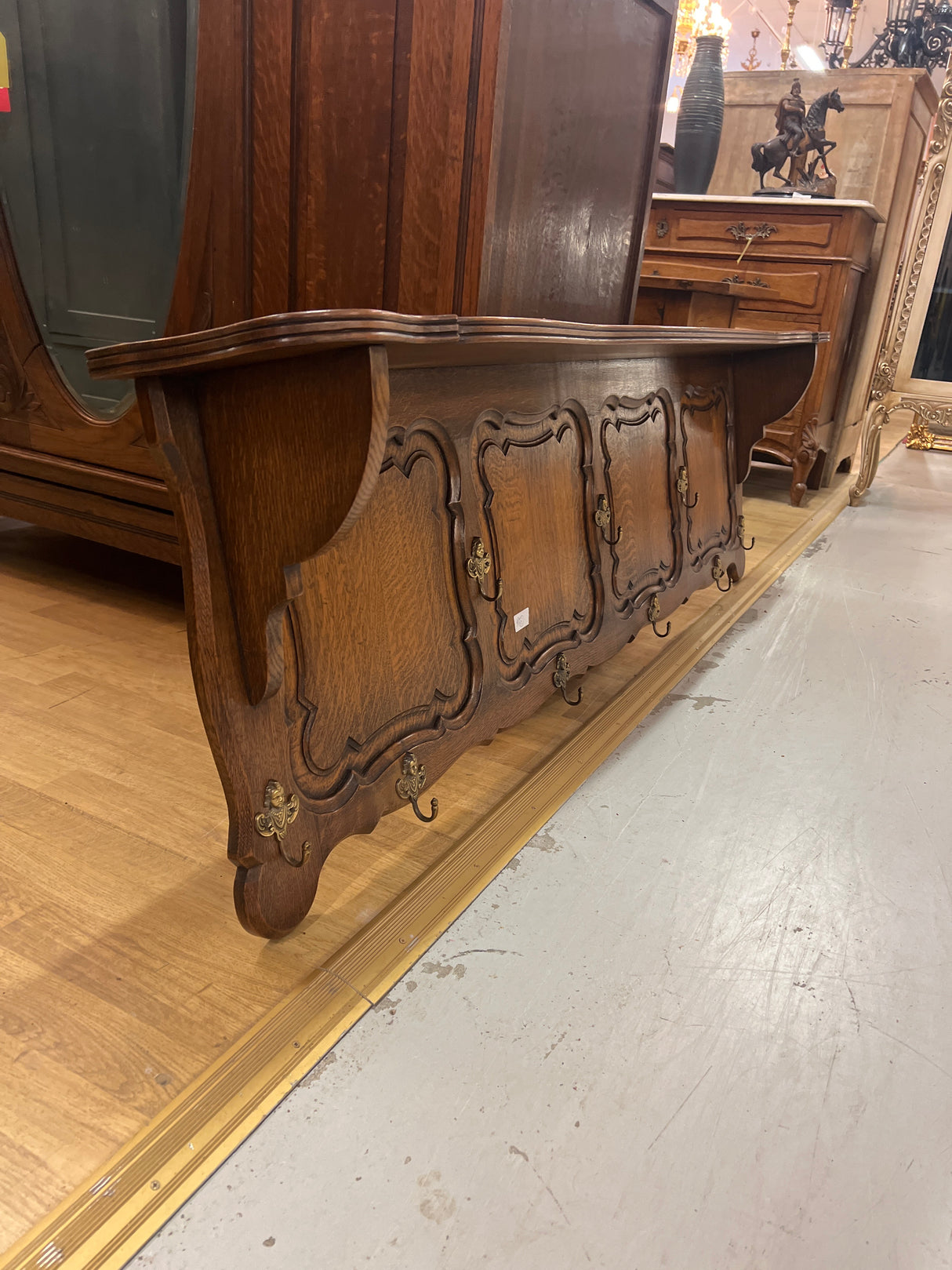 Tamminen seinänaulakko L. 175cm, S. 22cm ja K. 51cm