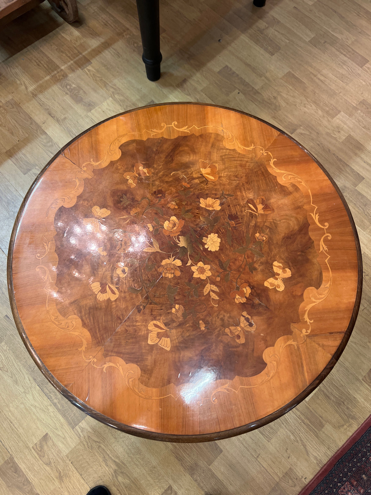 Round rococo coffee table, diameter 85cm and height 55cm.