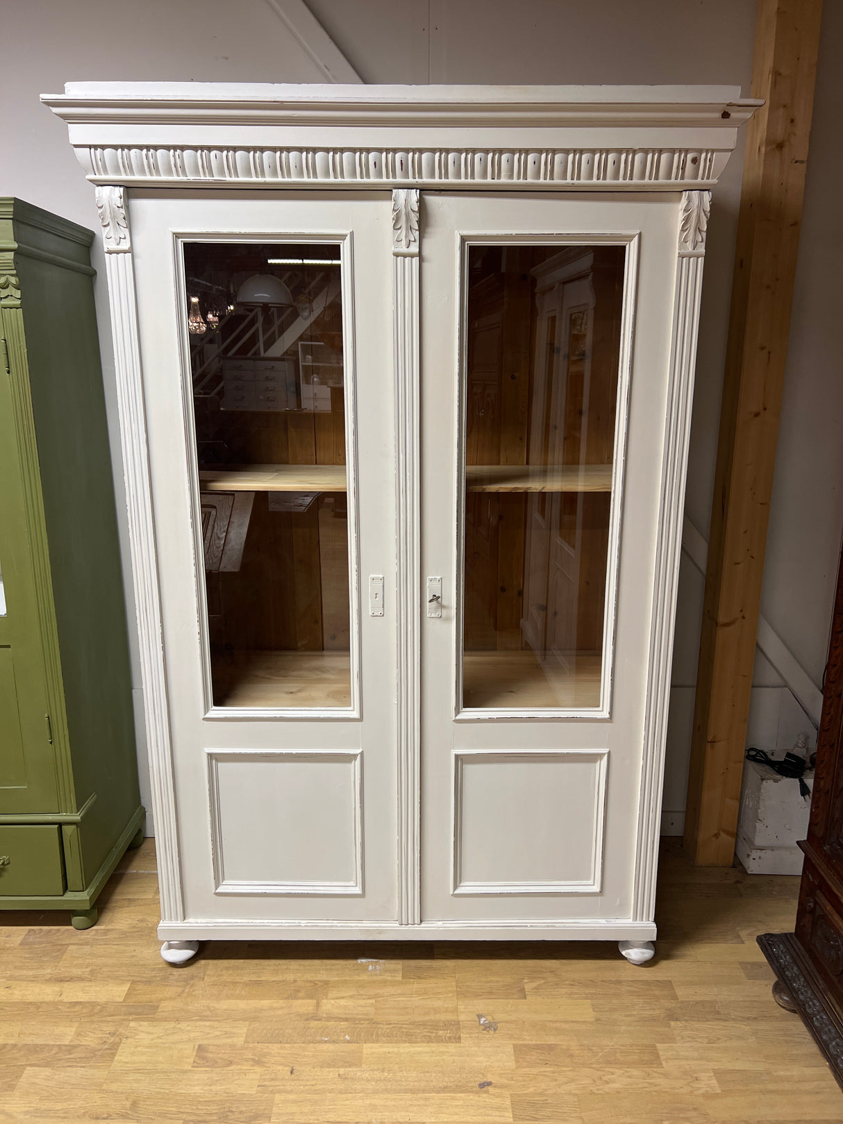 Vitriinikaappi valkoinen L. 131cm, S. 57,5cm ja K. 193cm