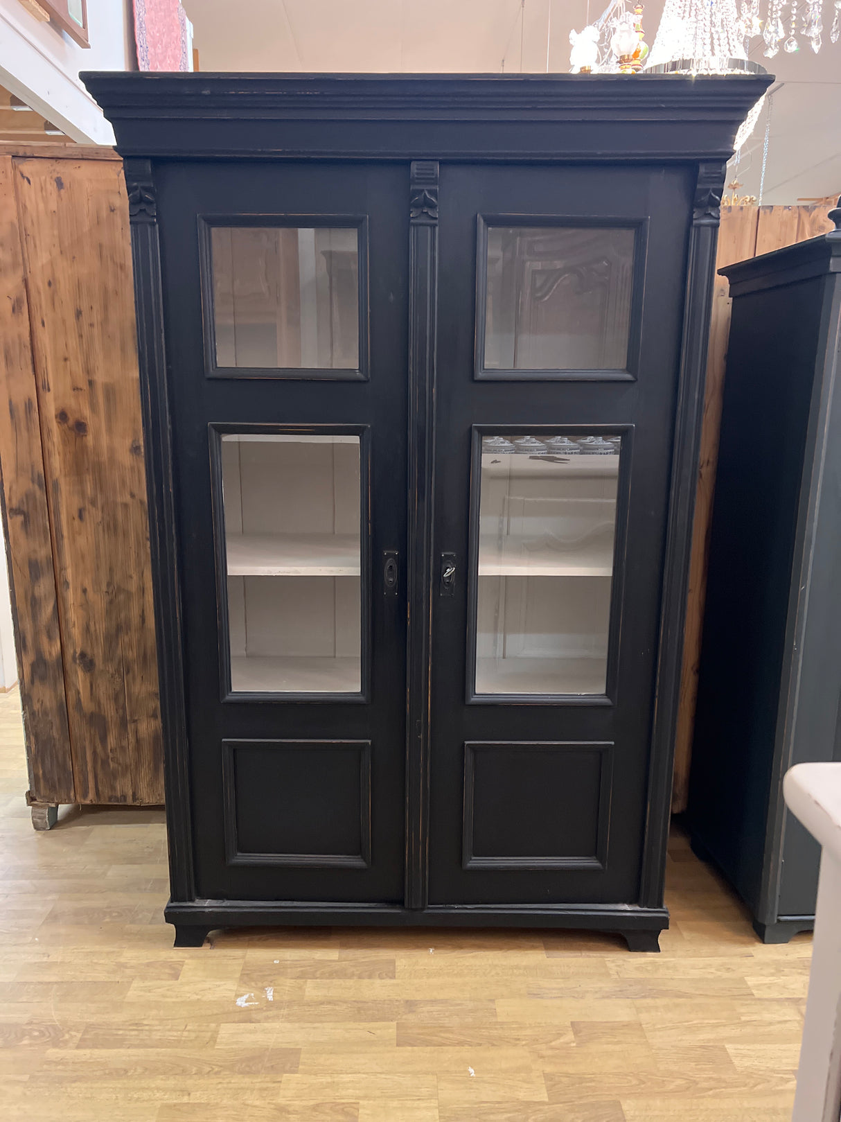 Vitriinikaappi L. 122cm, S. 57cm ja K. 180cm