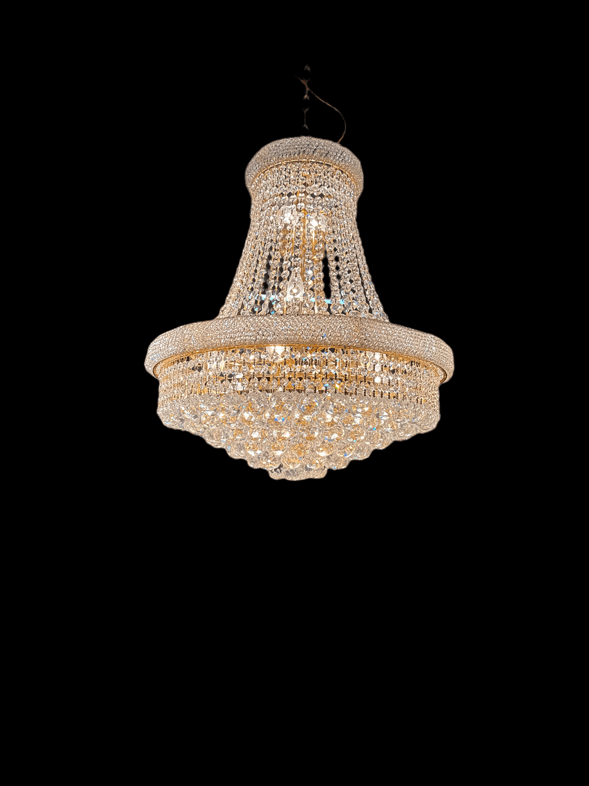 Upea ja tasokas kristallivalaisin kullan värisellä rungolla. Halkaisija 60cm