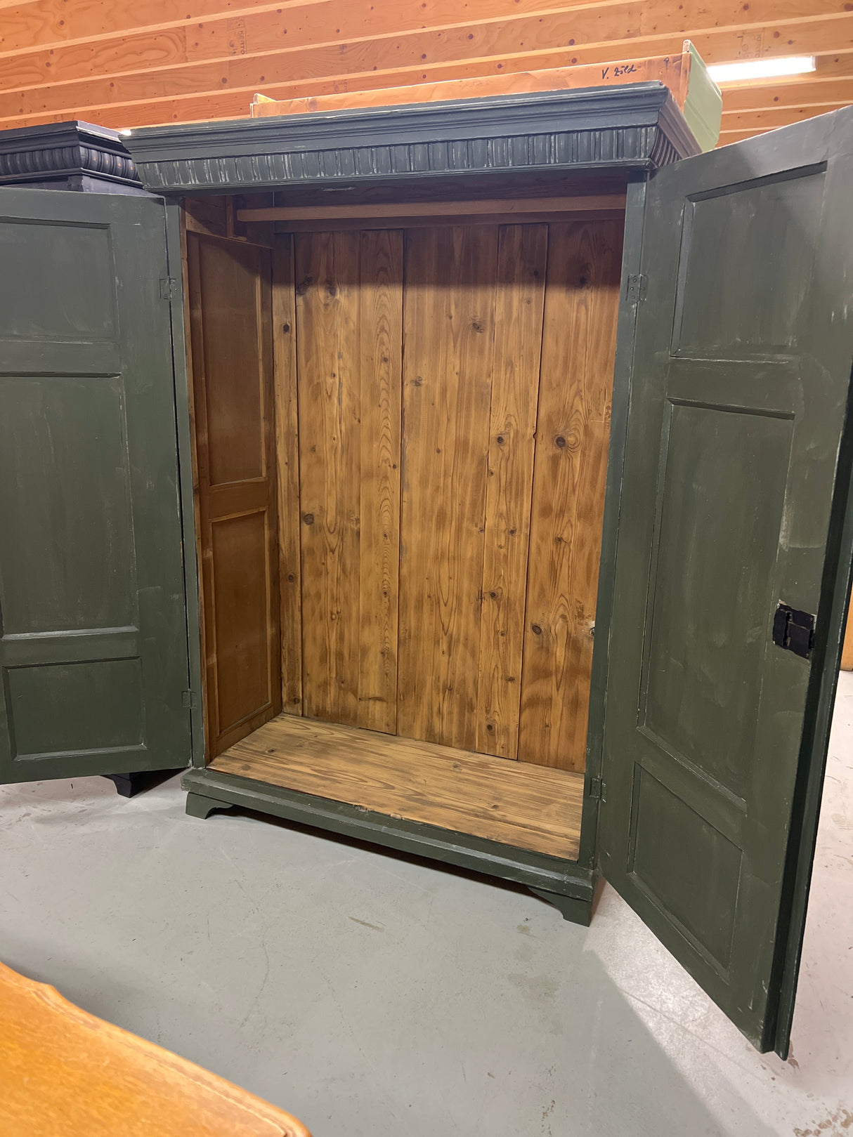 Vihreä vaatekaappi L. 123,5cm, S. 53,5cm ja K. 175,5cm