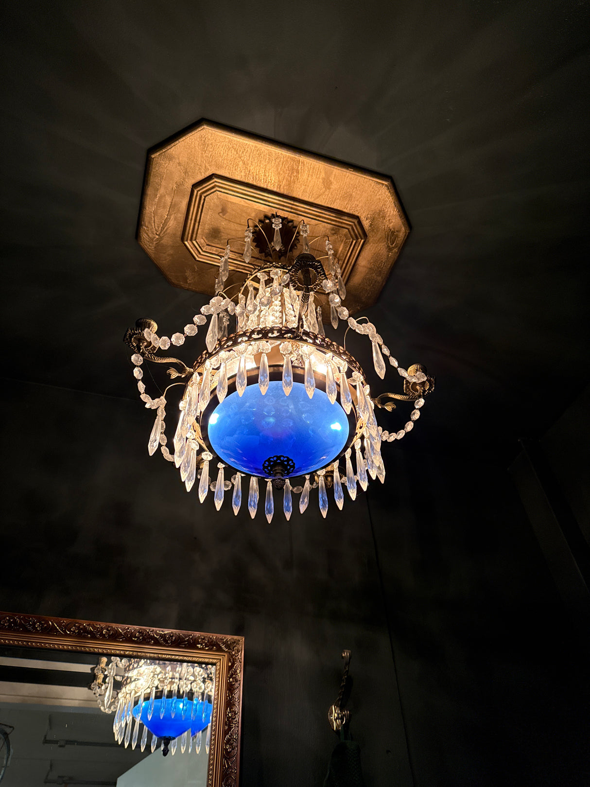 Beautiful old crystal chandelier, H. 57cm (excluding chain) and diameter 45cm.