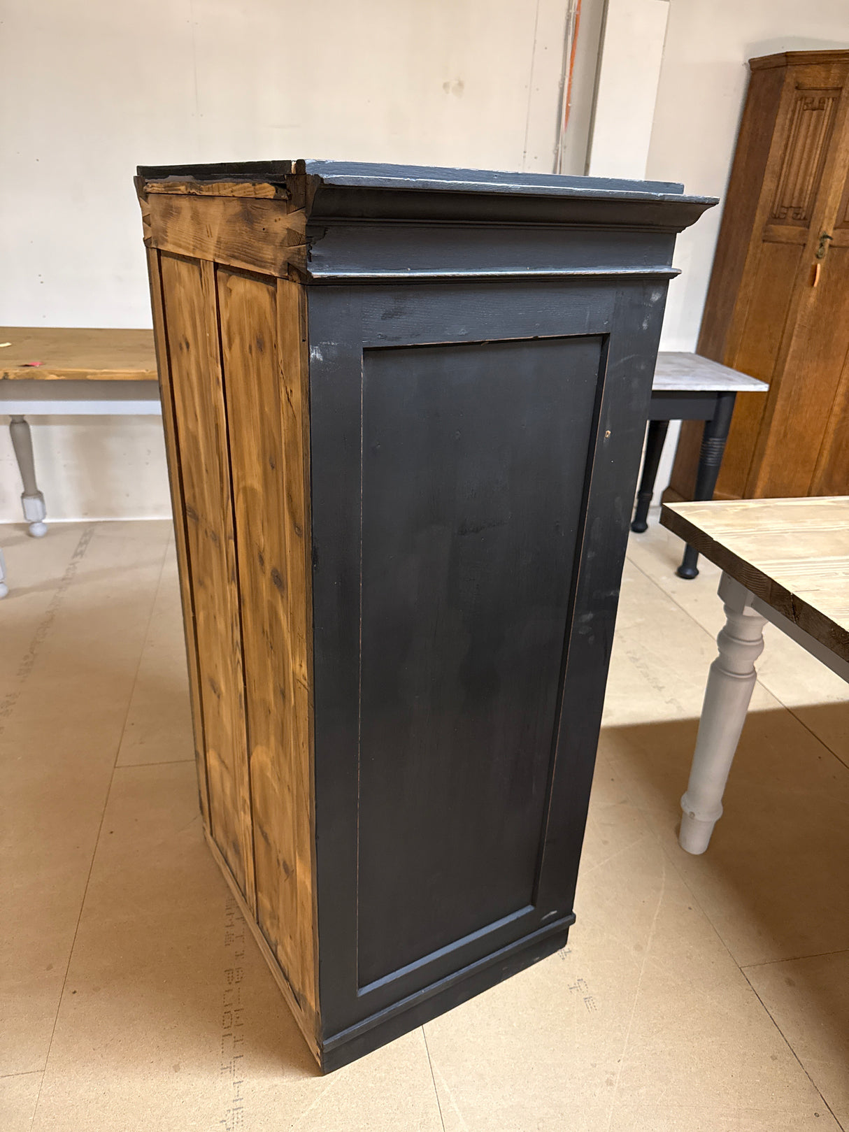 Musta pikkukaappi L.67cm, S.53.5cm, K.130cm