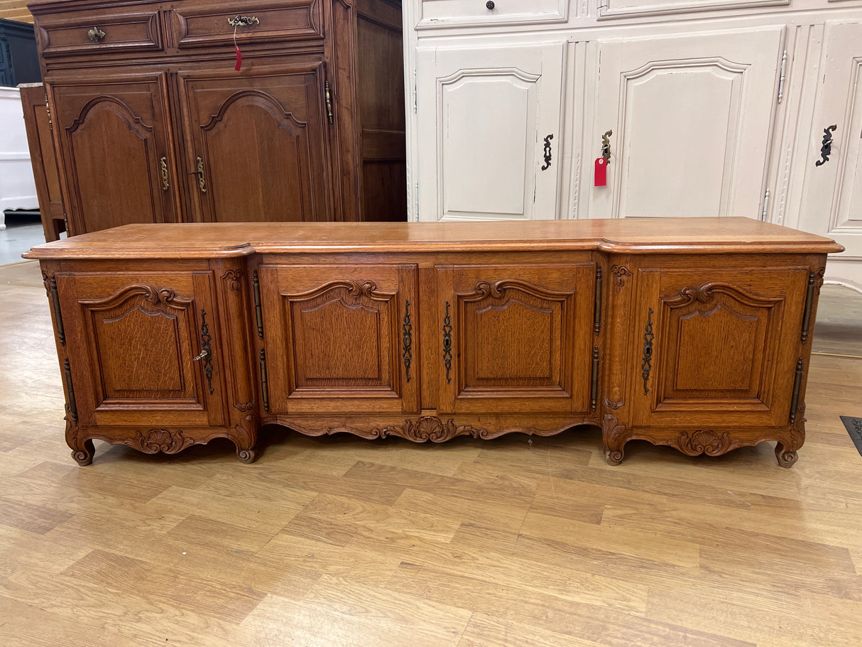 Gorgeous solid oak rococo sideboard / TV stand. W. 144cm, D. 40cm and H. 42.5cm