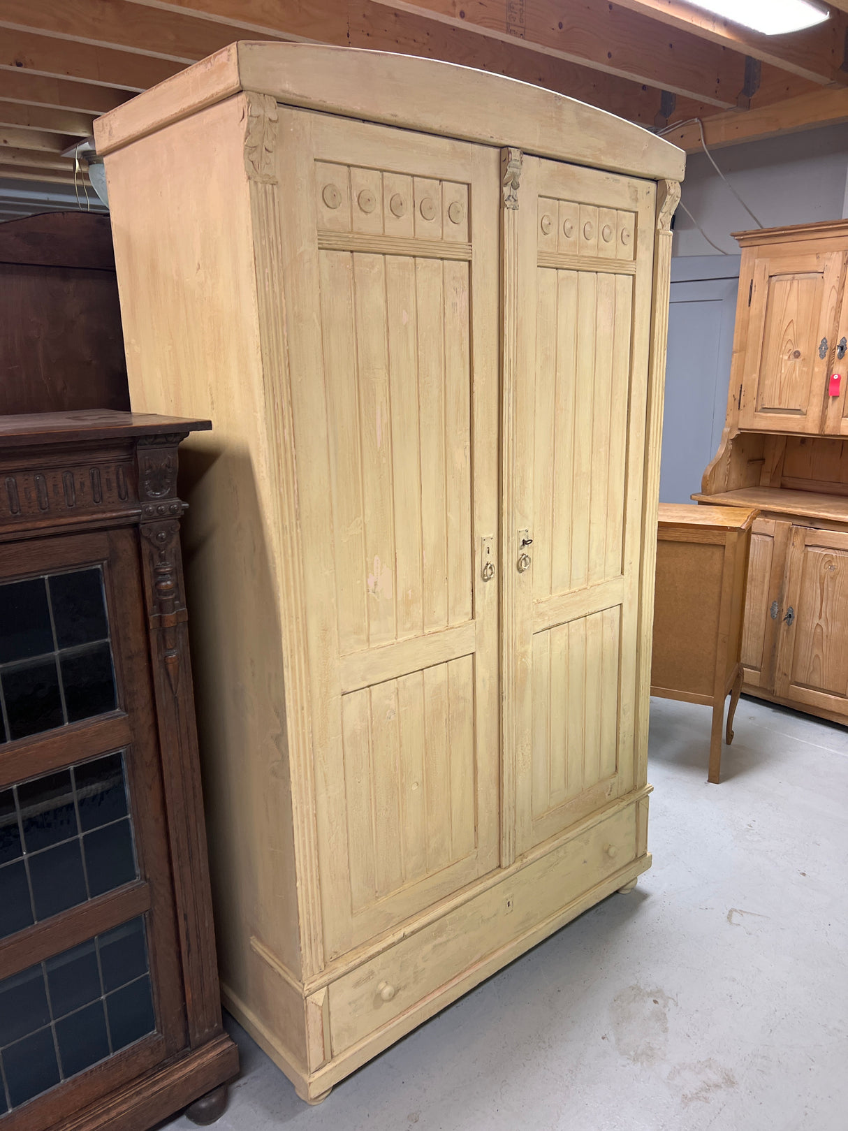 Kellertävä vaatekaappi 1910-luvulta L. 113,5cm, S. 53cm ja K. 194cm.