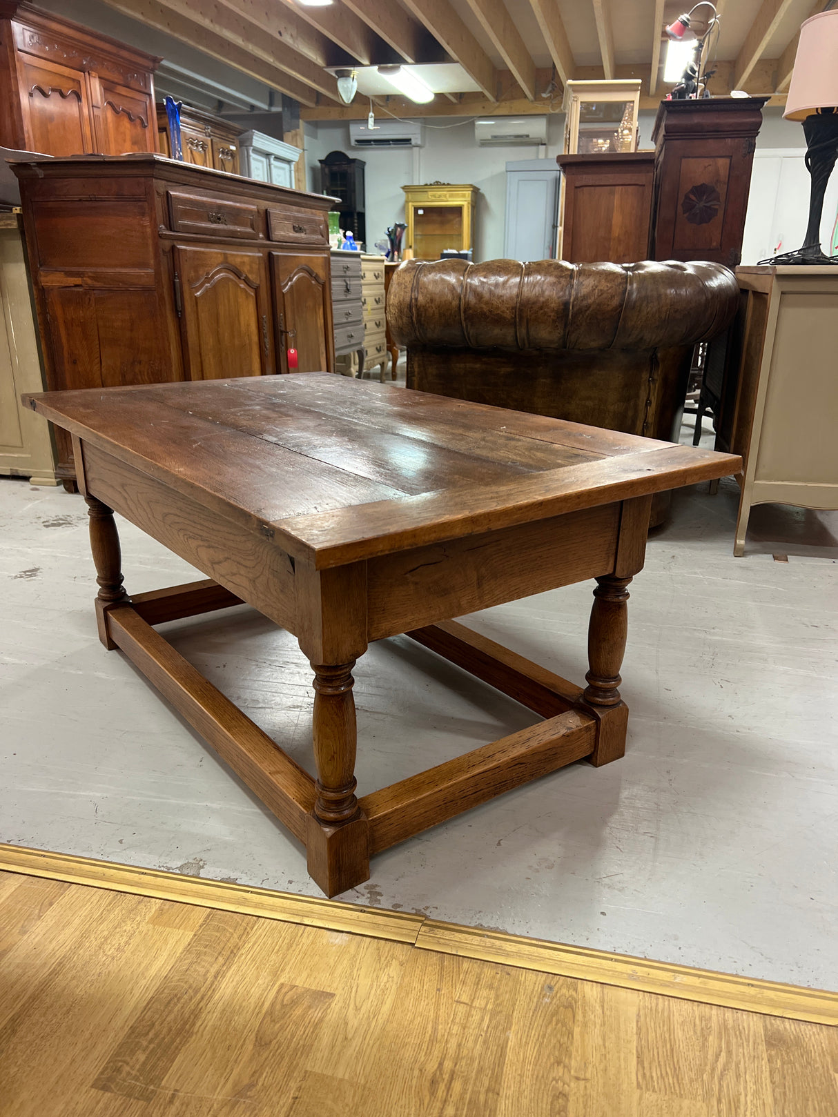 Solid oak coffee table. L. 117.5cm, W. 69cm and H. 52cm
