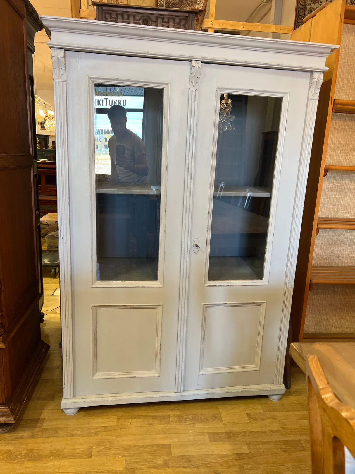 Kaunis vaalean harmaa vitriinikaappi L. 123cm, S. 57cm ja K. 179cm