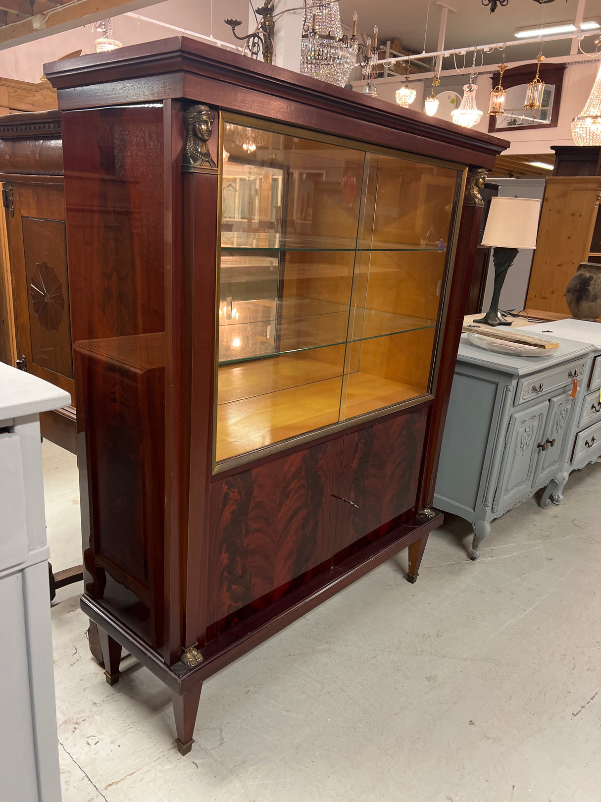 Empire display cabinet W.121.5cm, D.43.5cm and H.151.5cm.