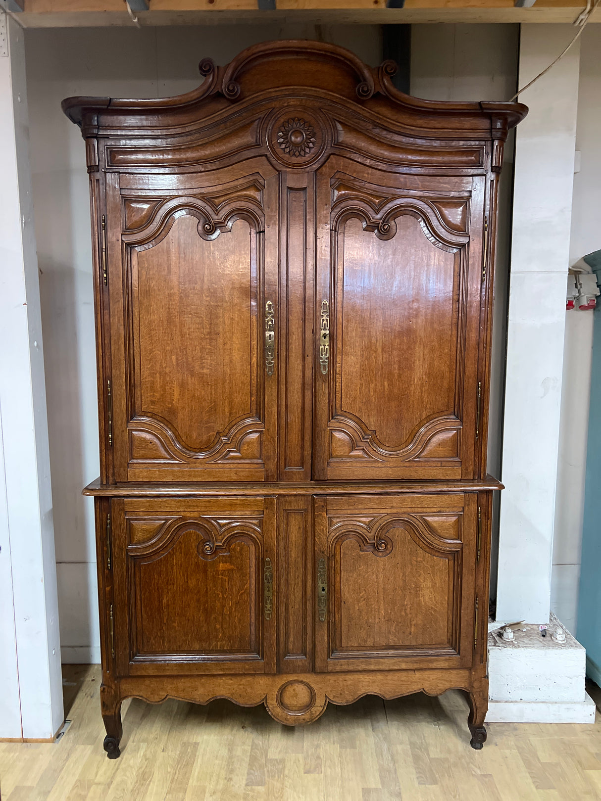 Upea 1800-luvun rokokoo astiakaappi L. 150cm, S. 50,5cm ja K. 240cm