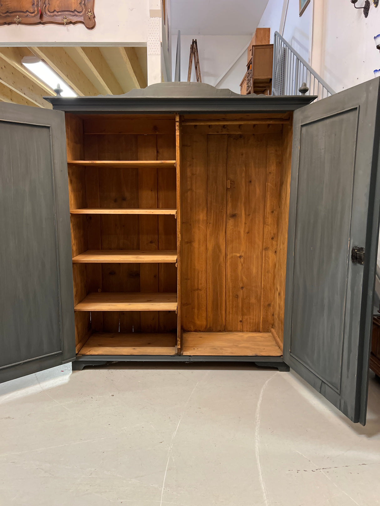 Hieno talonpoikais vaatekaappi L.141,5cm, S. 50,5cm ja K. 163cm