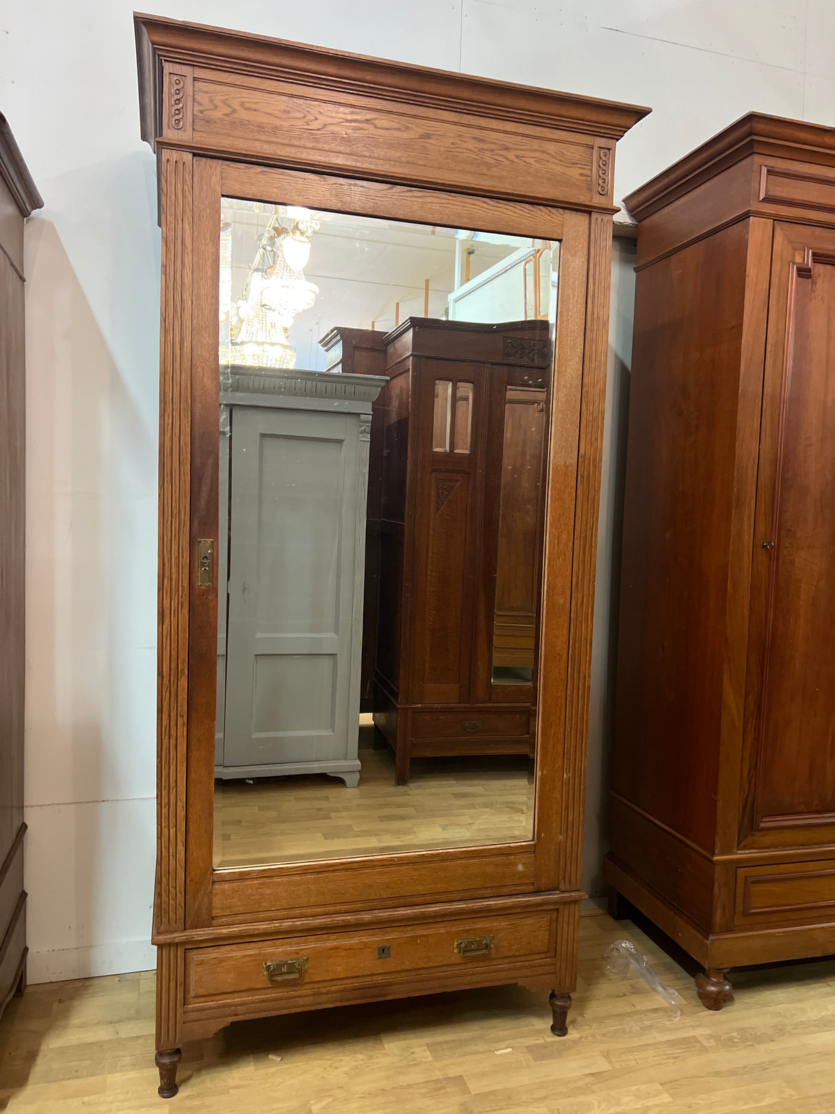 Upea yksiovinen jugend vaatekaappi L. 111cm, S. 60cm ja K. 222cm.