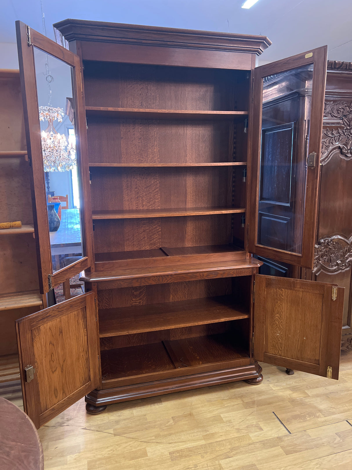 Tyylikäs astia/kirjakaappi L. 121cm, S. 51cm ja K. 225cm