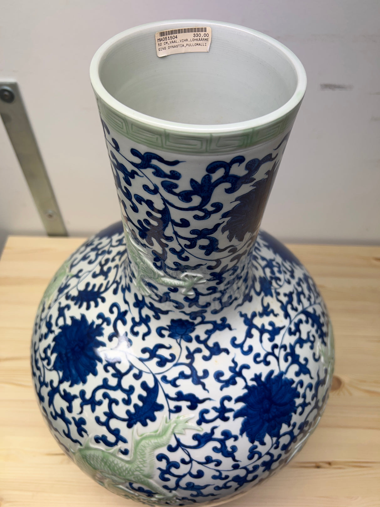 Todella upea käsinmaalattu, pullomalli 52cm korkea ja 35cm halk.