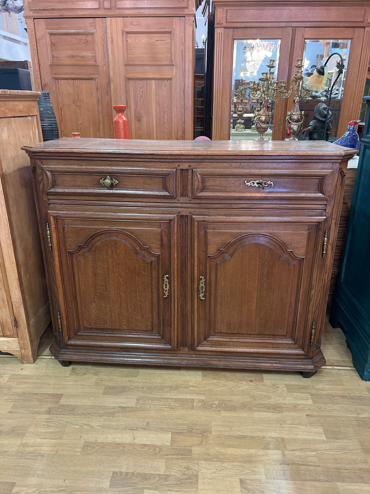 Upea tamminen barokki senkki L. 145,5cm, S. 57cm ja K. 112cm.