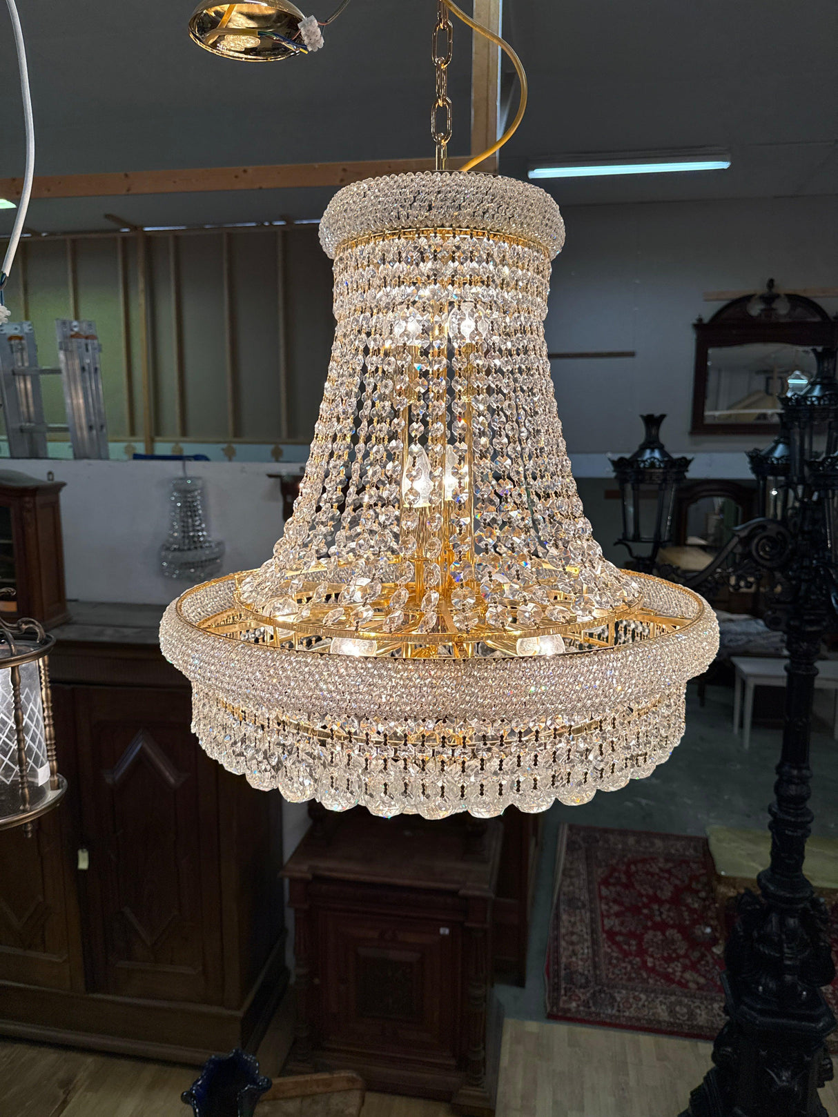 Upea ja tasokas kristallivalaisin kullan värisellä rungolla. Halkaisija 60cm