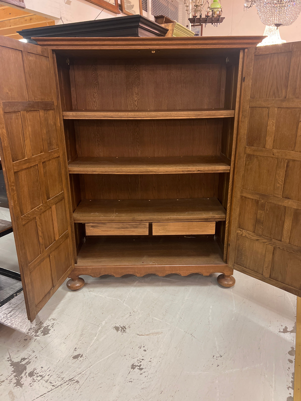Solid oak shelving unit W. 129cm, D. 54cm and H. 163.5cm.
