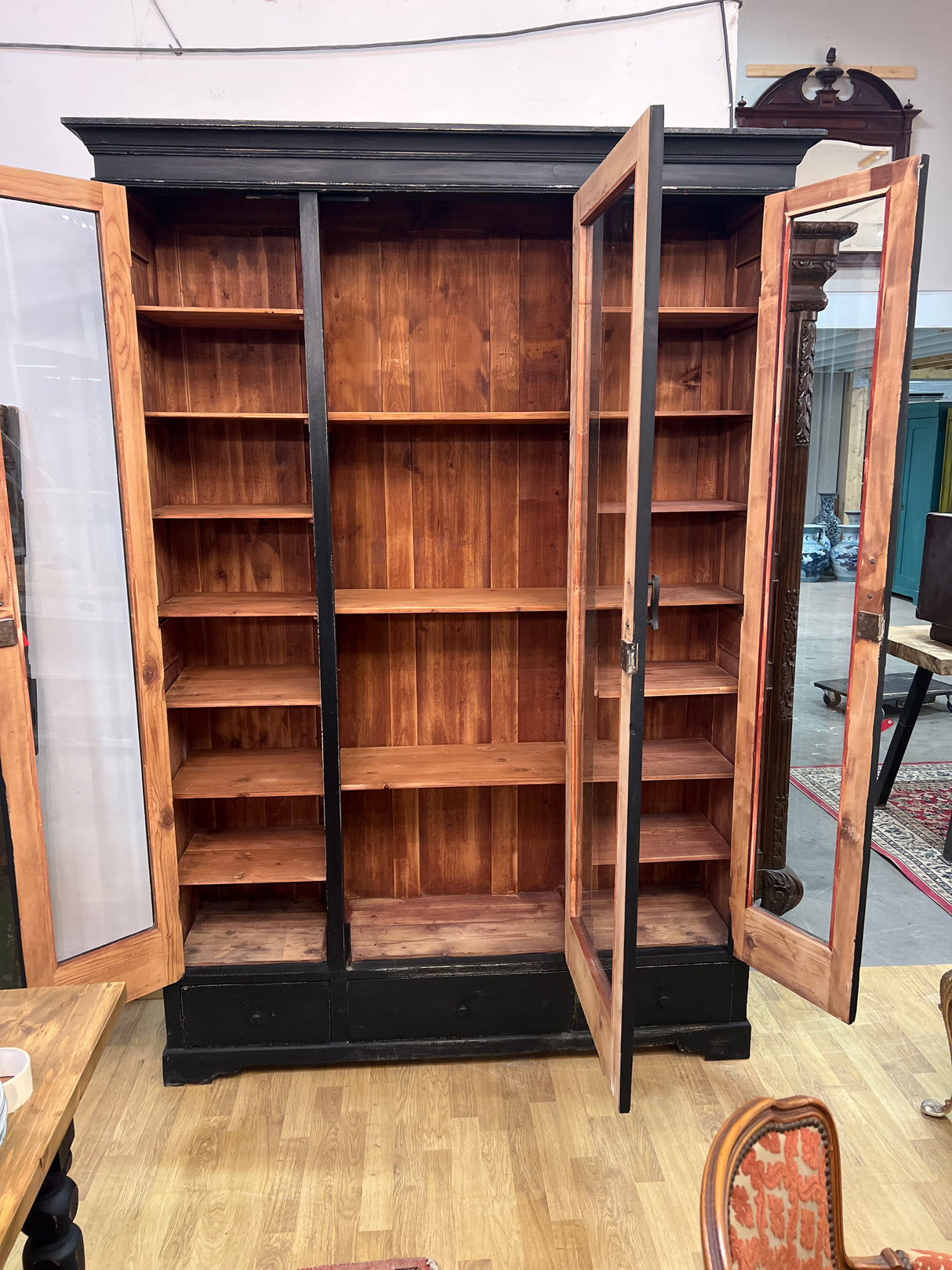 Mahtava kirjakaappi L. 154cm, S, 42cm ja K. 218cm