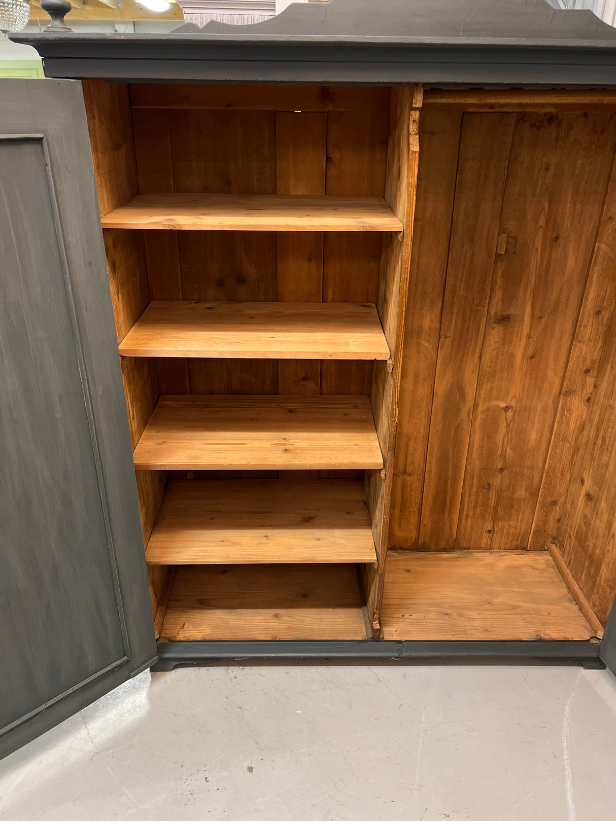 Hieno talonpoikais vaatekaappi L.141,5cm, S. 50,5cm ja K. 163cm