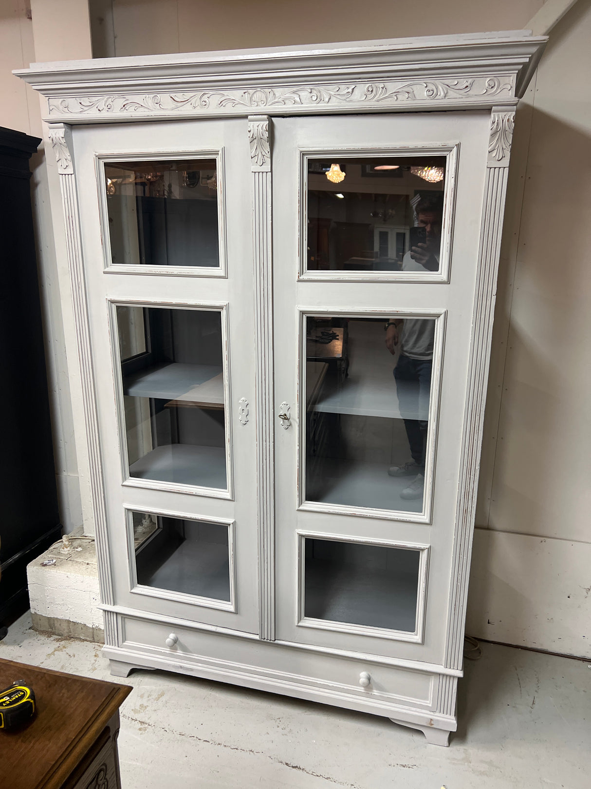 Beautiful, spacious display cabinet. W. 131.5cm, D. 57.5cm, H. 196cm
