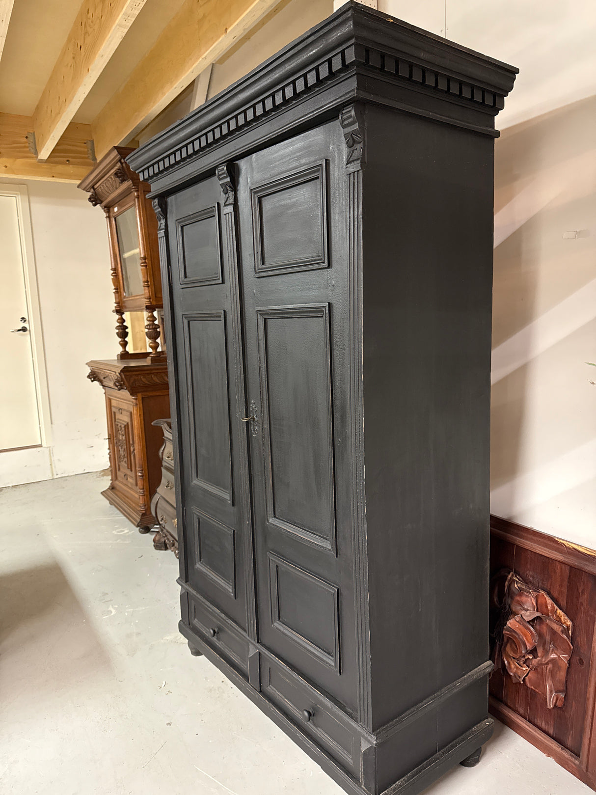 Musta vaatekaappi L. 118cm, S.53cm, K.185cm