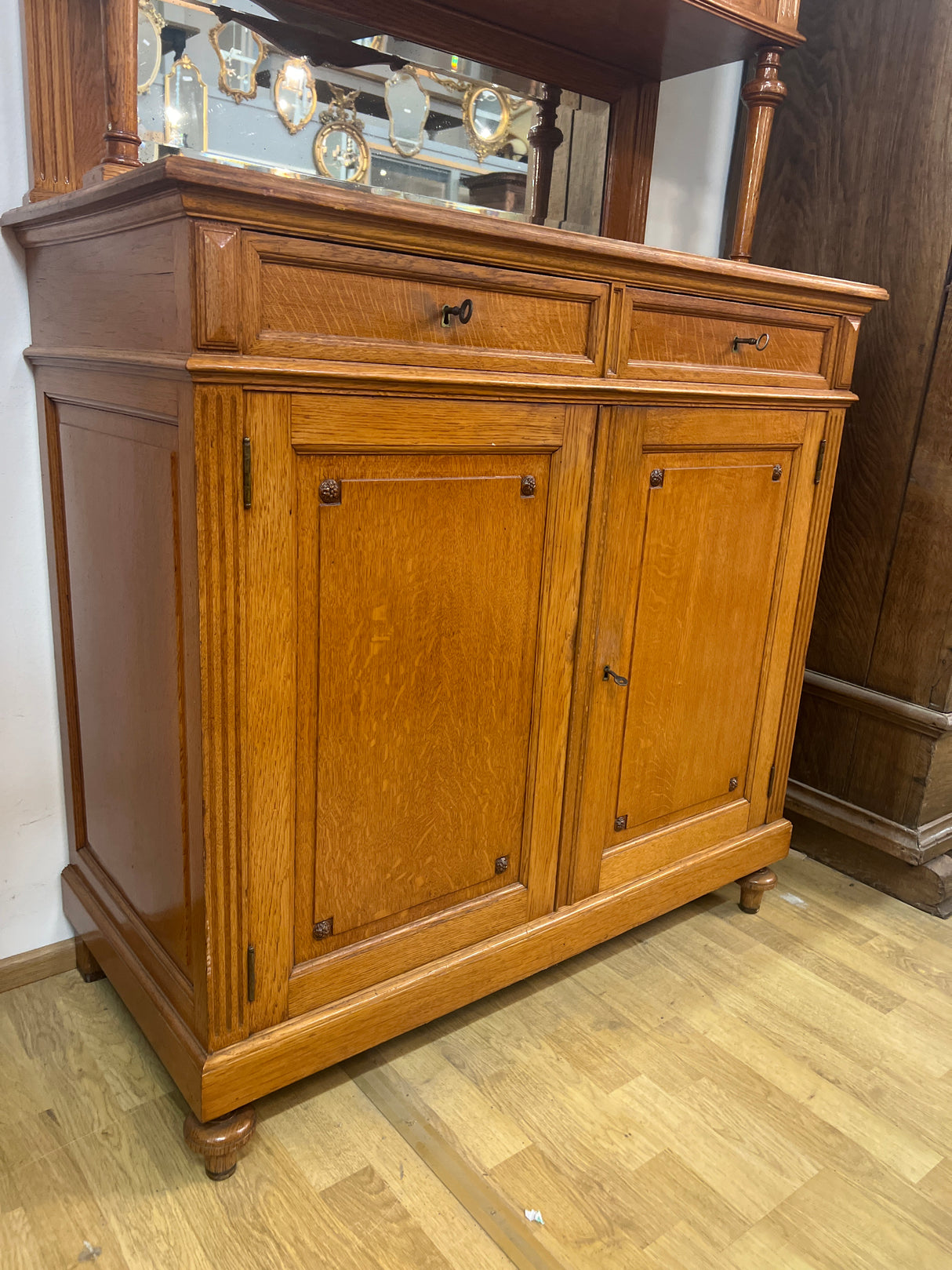 Astiakaappi L. 105cm, S. 49cm ja K. 219cm