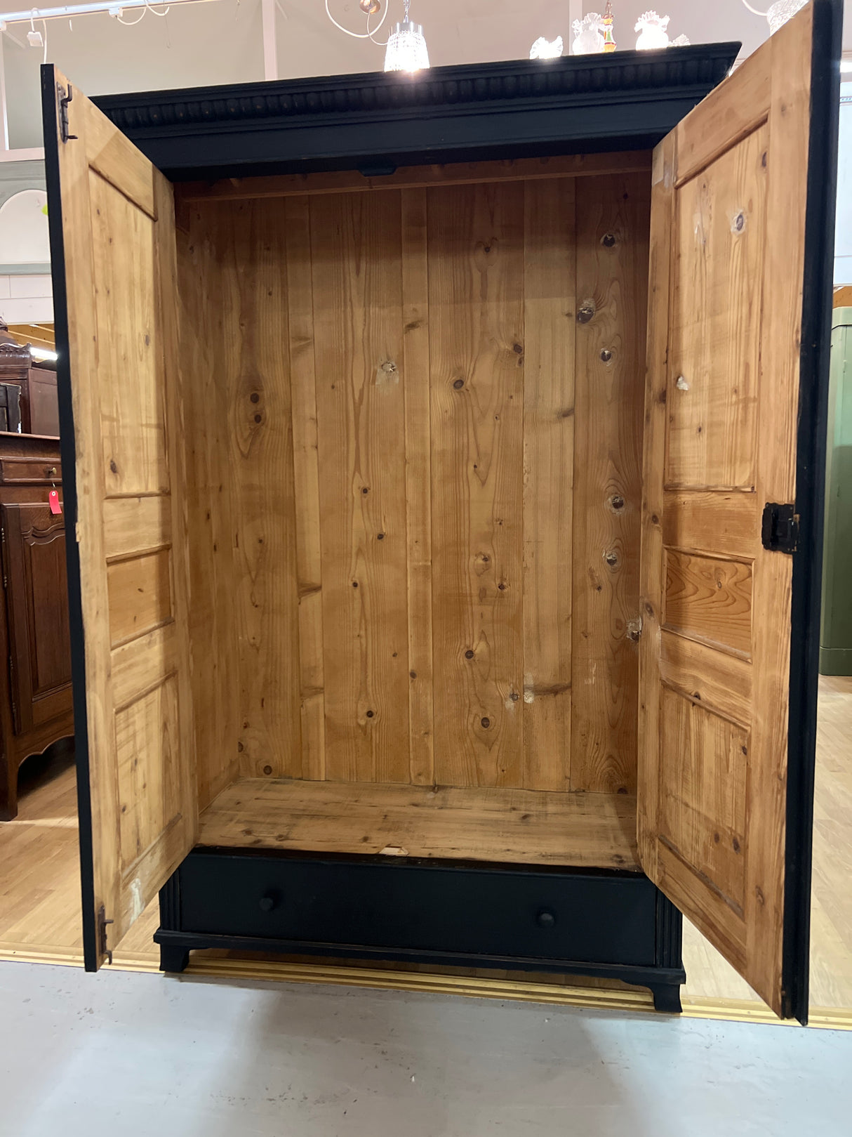 Upea suoralinjainen vaatekaappi L. 122,5cm, S. 52cm ja K. 183cm