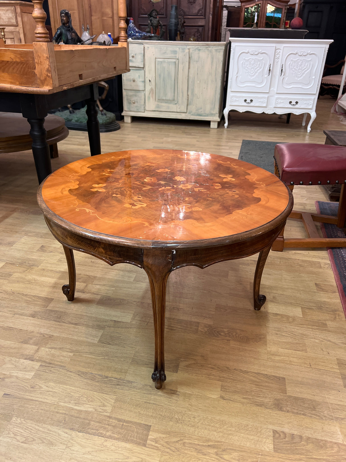 Round rococo coffee table, diameter 85cm and height 55cm.